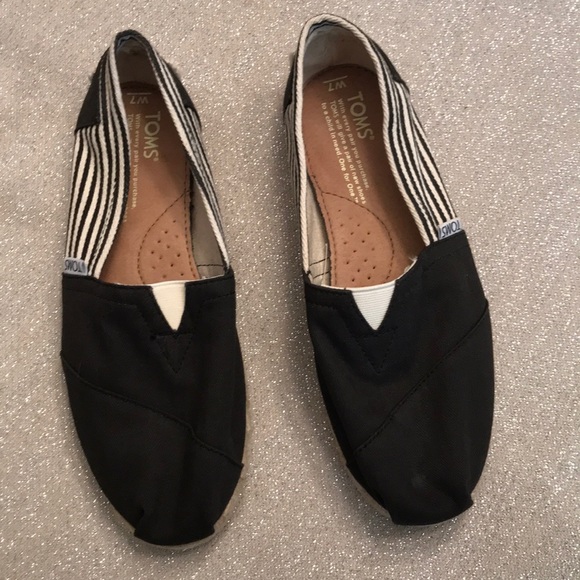 Toms Shoes - Toms women’s size 7 shoes black striped